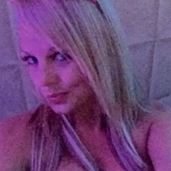 Profile Picture of Amber Lemmons (@amberlemmons) on Poshmark