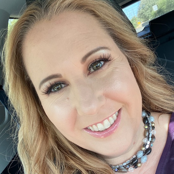 Profile Picture of Rebecca Gedney (@rebeccagedney) on Poshmark