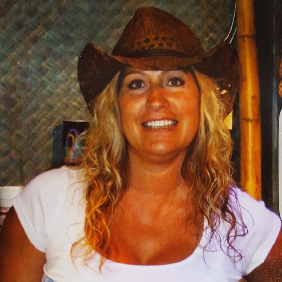 Profile Picture of Lisa Mcelyea (@cutecowgirl9) on Poshmark