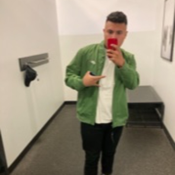 Profile Picture of Victor Mojica (@mojicvic) on Poshmark