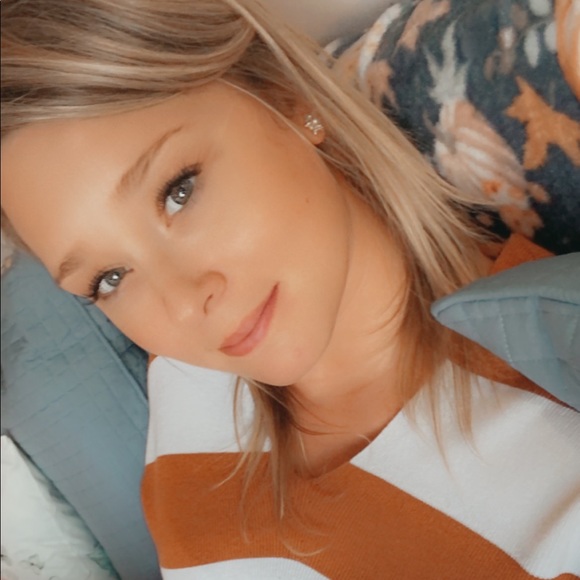 Profile Picture of Janelle Crisson (@janellecrisson) on Poshmark
