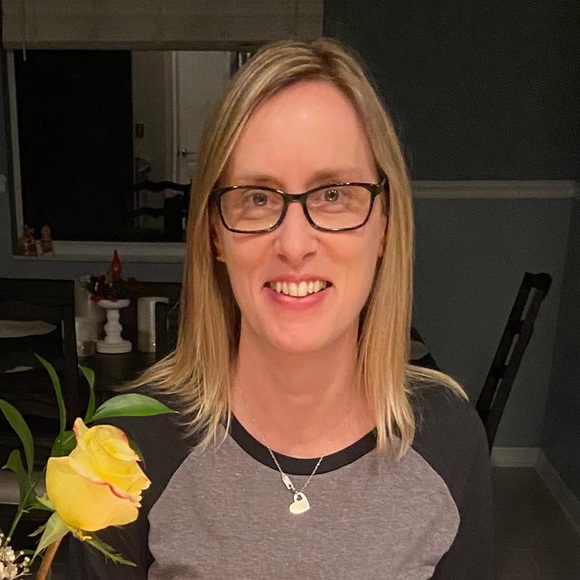 Carrie Peeters - Poshmark Profile Picture of Carrie Peeters (@carrie_peeters) on Poshmark