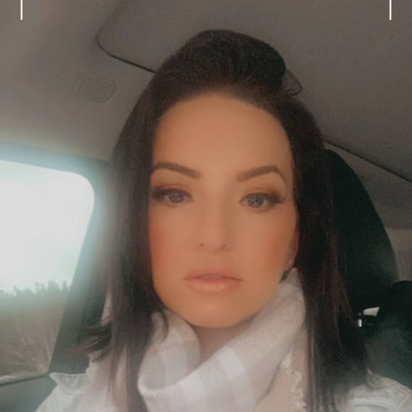 Profile Picture of Leah Honeycutt (@lhoneycutt23) on Poshmark