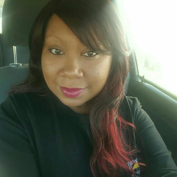 Profile Picture of Ebonie Roberts (@oes83) on Poshmark