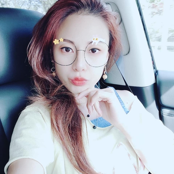 Profile Picture of Ling Cheng (@lingcheng) on Poshmark