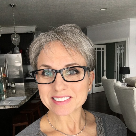 Profile Picture of Vicki Umholtz (@vickiumholtz) on Poshmark