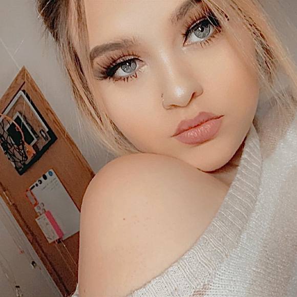 Profile Picture of Macaylla Jamroz (@macayllajamroz) on Poshmark