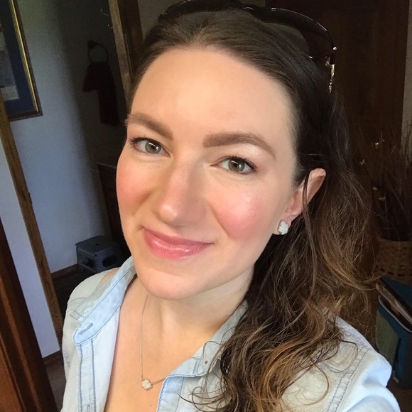 Profile Picture of Jenny Defield (@dujen) on Poshmark