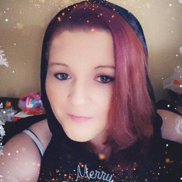 Profile Picture of Kelli Linker (@kelliarob0203) on Poshmark