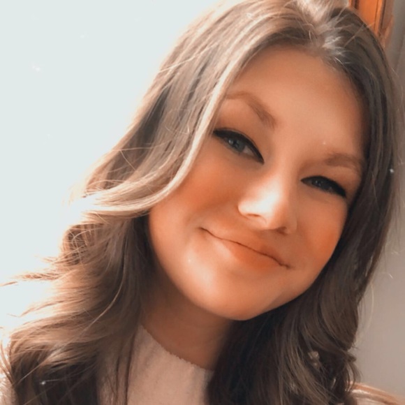 Profile Picture of Erin Quinn (@erinquinn777) on Poshmark