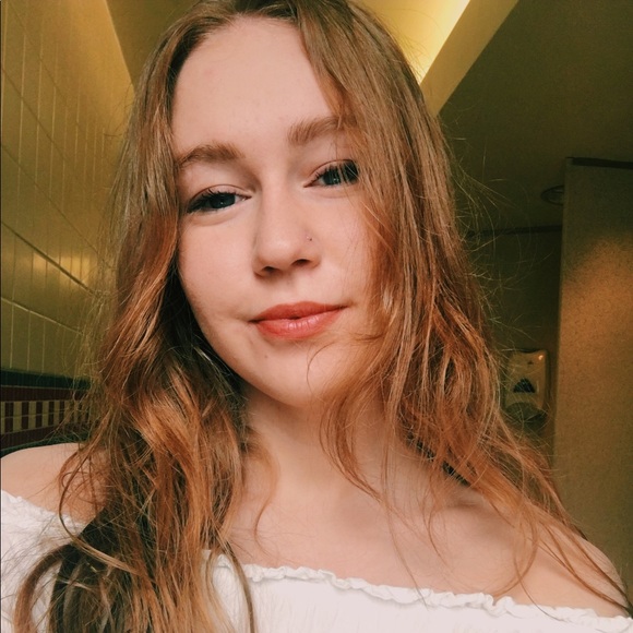 Profile Picture of Emma Bignall (@emmabignall) on Poshmark