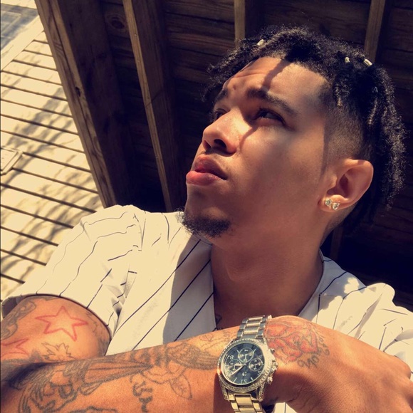 Profile Picture of James Hogg (@jbreezy31991) on Poshmark