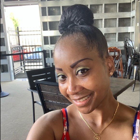 Profile Picture of Bella Kolle-kolle (@ykollekolle43) on Poshmark