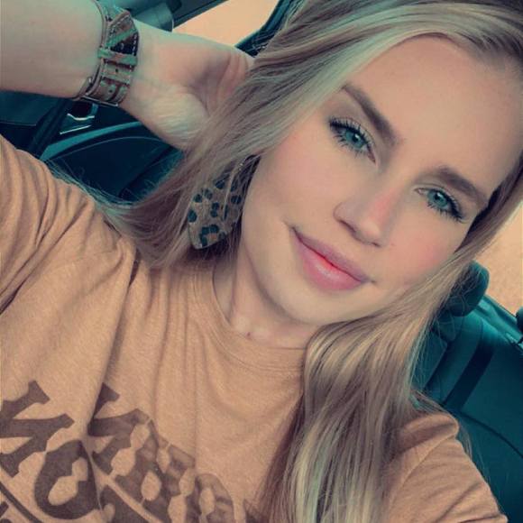 Profile Picture of Tori Hoppens (@torih221) on Poshmark