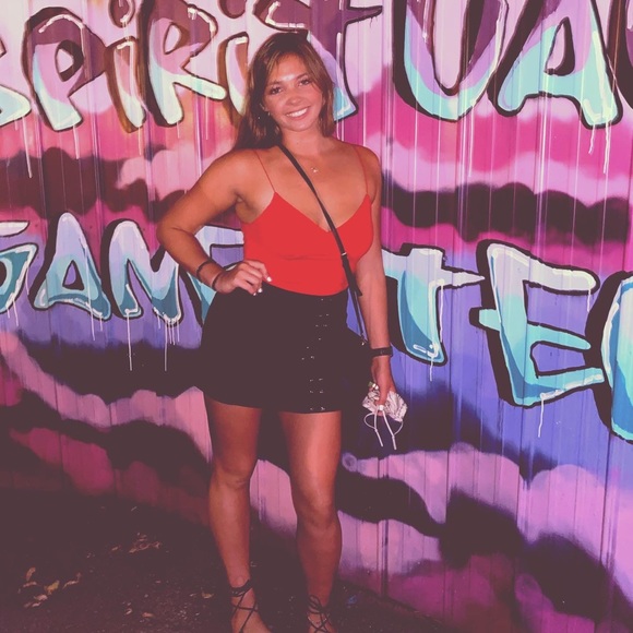 Profile Picture of Caitlyn Curcurito (@ccurcurito) on Poshmark