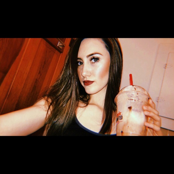 Profile Picture of Kylee Longbine (@kyleelongbine) on Poshmark