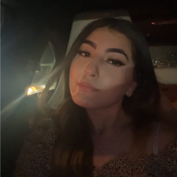 Profile Picture of Leen M (@leennz) on Poshmark