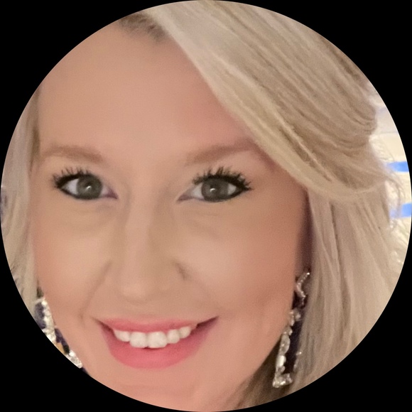 Profile Picture of Gretchen Edwards (@gretchene08) on Poshmark