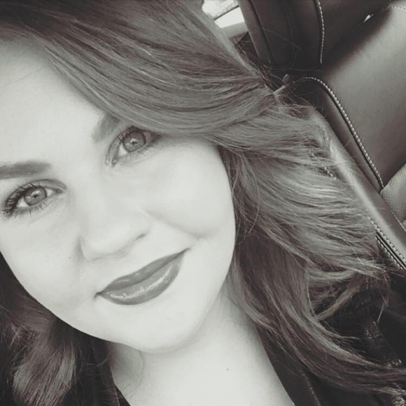 Profile Picture of Katey Gunter (@kateygunter) on Poshmark