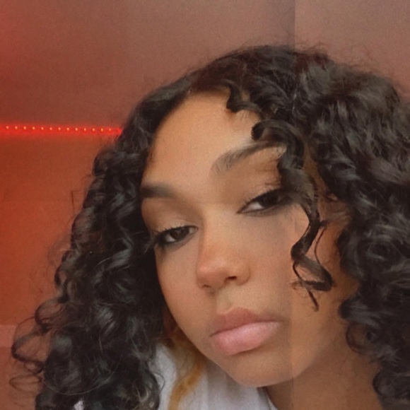 Profile Picture of Issabelle Roman (@issaroman) on Poshmark