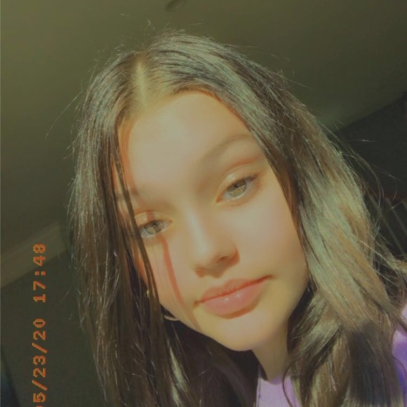 Profile Picture of Emily Elsner (@shade_emily) on Poshmark