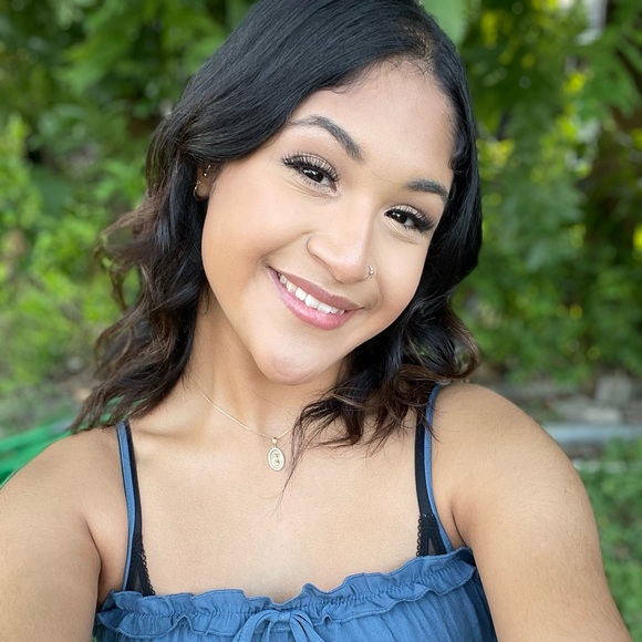 Profile Picture of Nicole Tovar (@nicol3tovr) on Poshmark