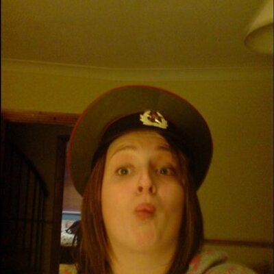 Profile Picture of Claire Moloney (@2cool4school06) on Twitter