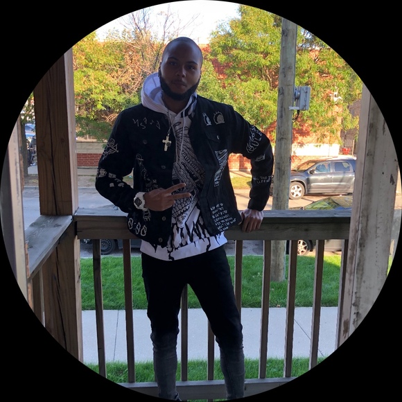 Profile Picture of Aaron Spears (@aspears26) on Poshmark