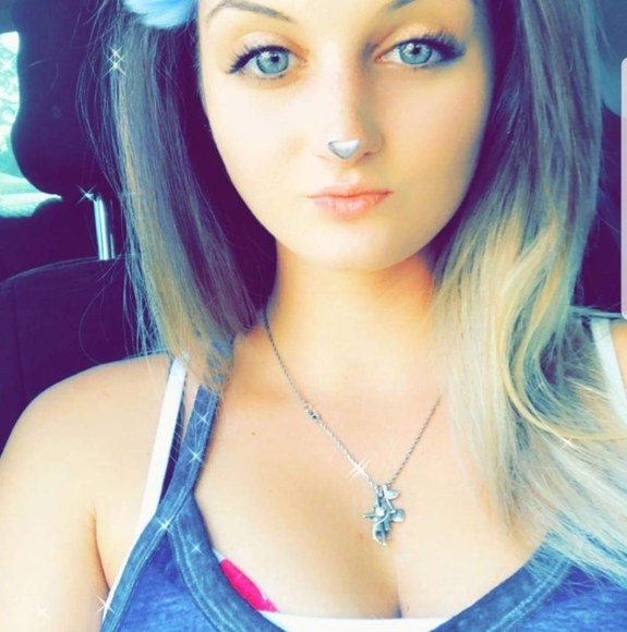 Profile Picture of Lacey Fields (@lfields33) on Poshmark