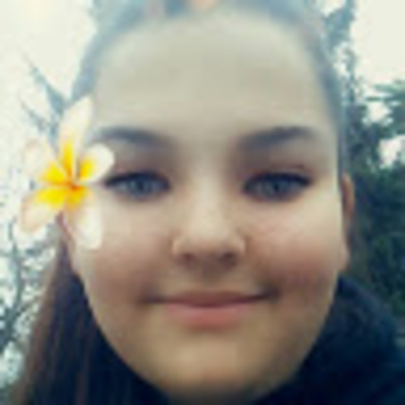 Profile Picture of Olivia Avignone (@oliviaavignone) on Poshmark