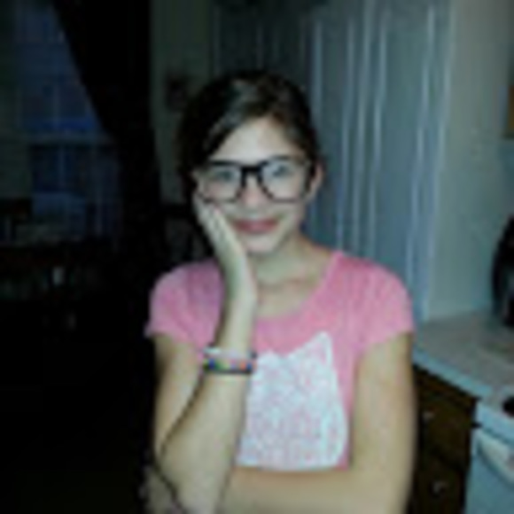 Profile Picture of Chloe Edens (@chlobell2003) on Poshmark