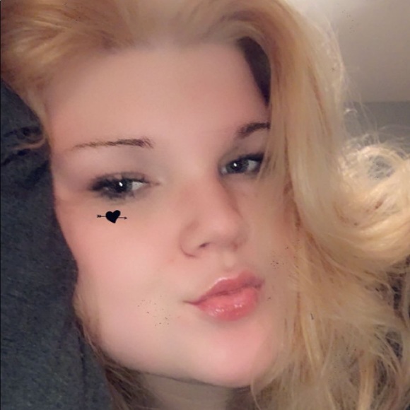 Profile Picture of Angela Wehrum (@angelamarieee02) on Poshmark