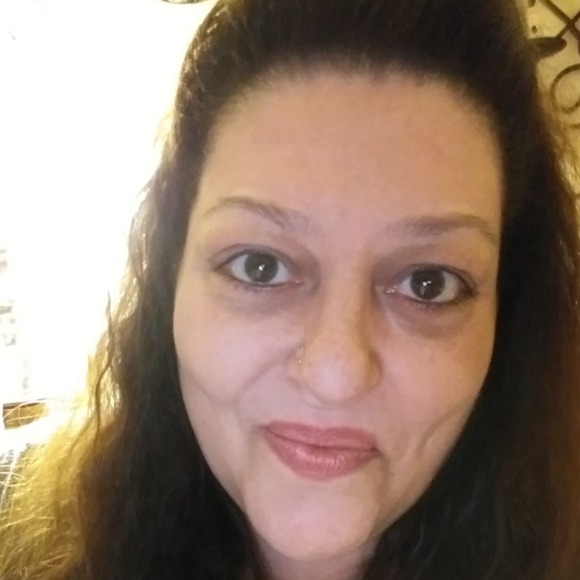 Profile Picture of Lisa Howe (@lbiasiucci) on Poshmark
