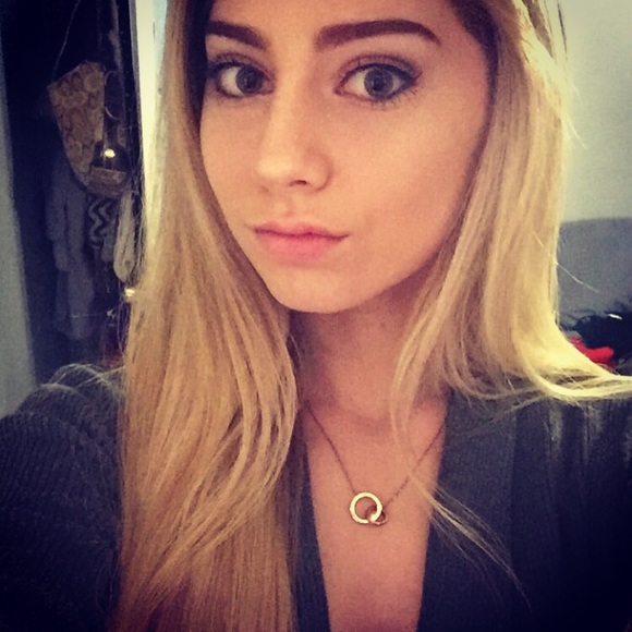 Profile Picture of Christina Bosarge (@cbosarge) on Poshmark