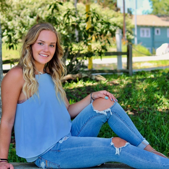 Profile Picture of Nicole Seuferer (@nikki555554) on Poshmark