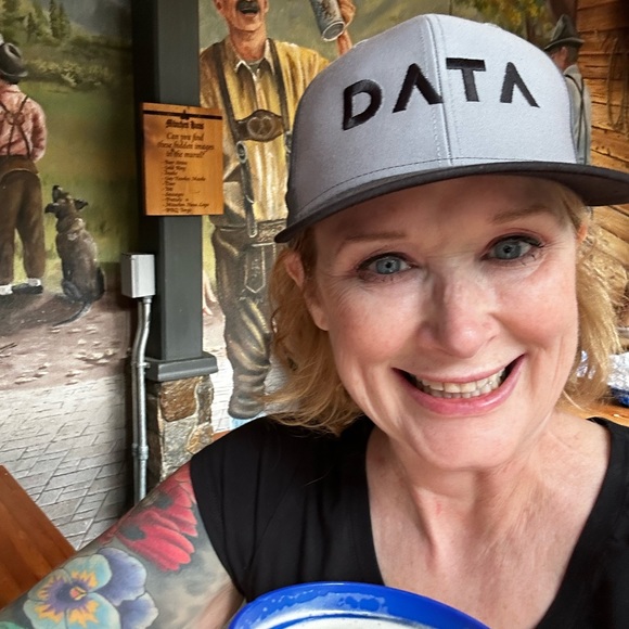 Profile Picture of Karen Mahardy (@karenmahardy) on Poshmark