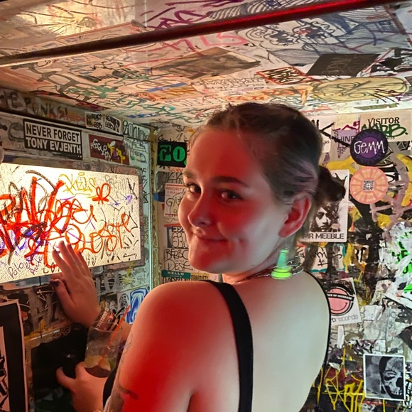 Profile Picture of Serena Hanson (@serena222) on Poshmark