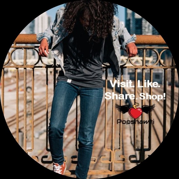 Profile Picture of Carolyn Norman (@popshawti) on Poshmark