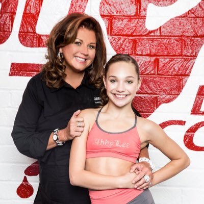 Profile Picture of Ella Wolfe (@ellawolfee) on Twitter