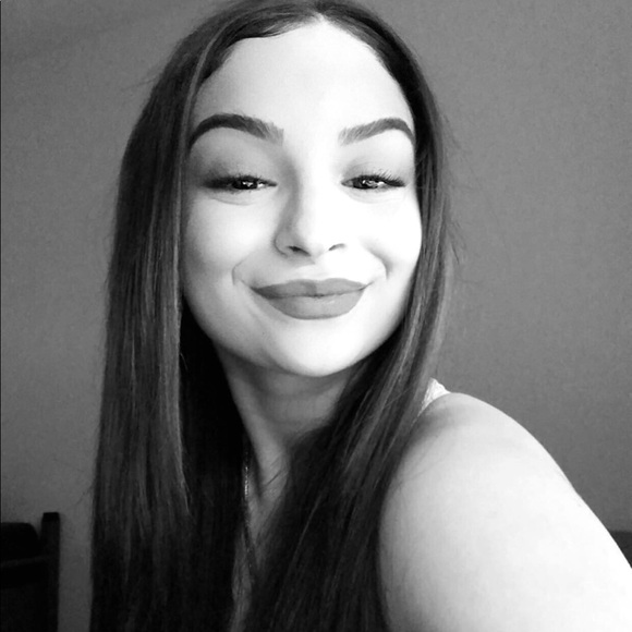 Profile Picture of Shawna Reyes (@shawnamarxee) on Poshmark