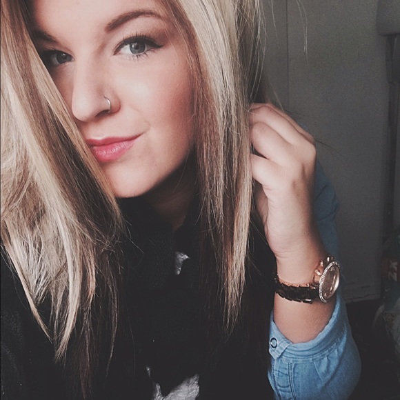 Profile Picture of Lindsay Sharp (@lsharp34) on Poshmark