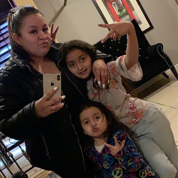 Profile Picture of Catherine Gonzalez (@kailyemmamya91) on Poshmark