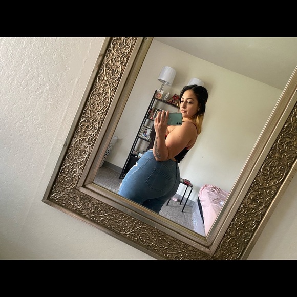 Profile Picture of Ari Olachea (@aloca223) on Poshmark