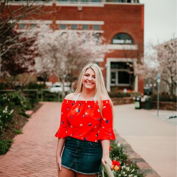 Profile Picture of Brianna Barger (@briannabarger) on Poshmark