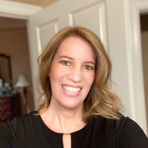 Profile Picture of Karyn Kurowski (@kkekckrk) on Poshmark