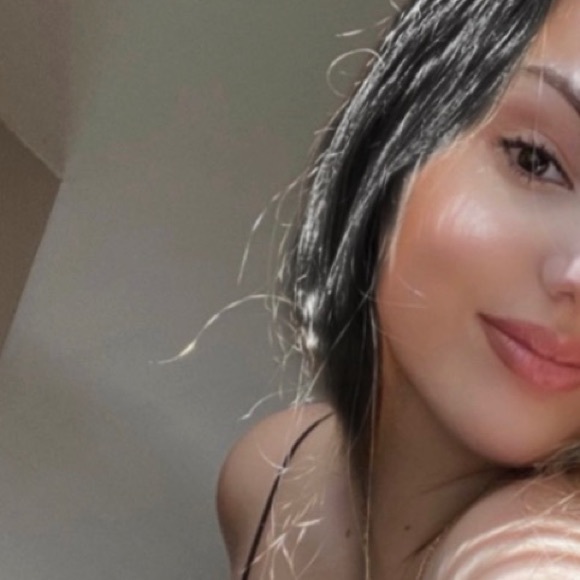 Profile Picture of Lise Kuqi (@lkuqi) on Poshmark