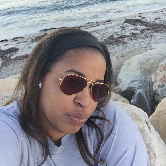 Profile Picture of Anne Travers (@atravers0508) on Poshmark