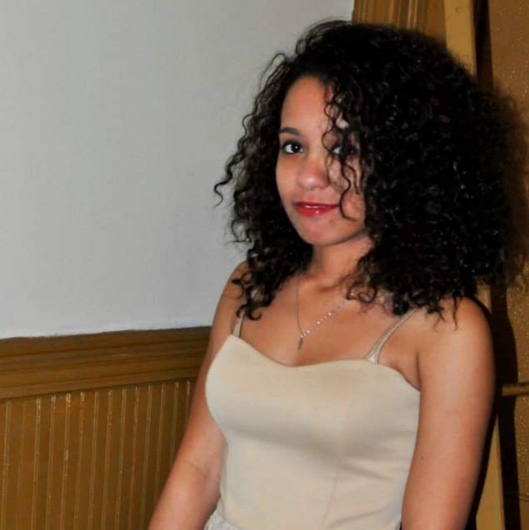 Profile Picture of Elizabeth Castro (@eliz63746) on Poshmark