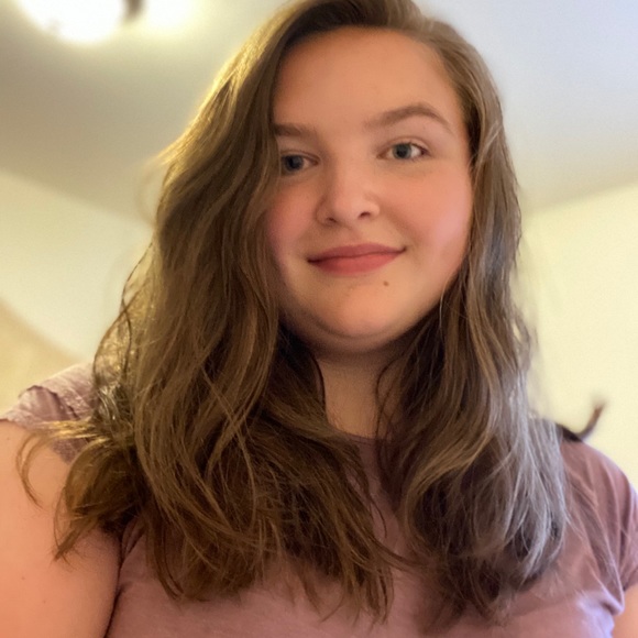 Profile Picture of Sarina Outman (@sarinaoutman) on Poshmark