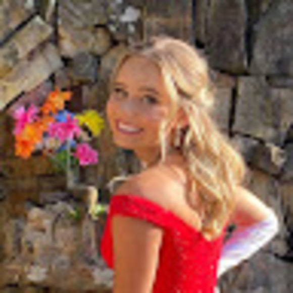 Profile Picture of Carsyn Lincks (@carsynalincks81) on Poshmark
